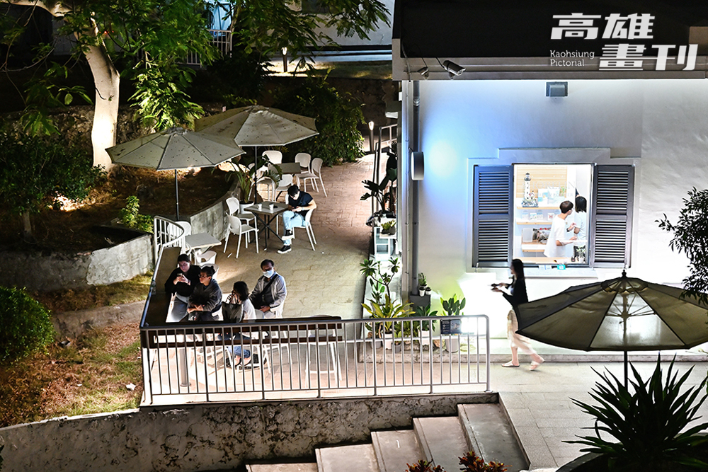 民眾可以在觀景台看夜景，也可在海岸線咖啡燈塔店品味咖啡香。(攝影/Carter)