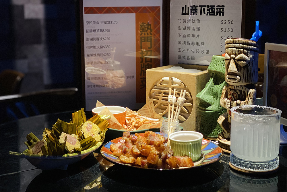 點些原民下酒菜，搭配店家特色小米酒，拋下煩憂與一群好友同樂歡聚。(圖片提供/山寨音樂餐廳)
