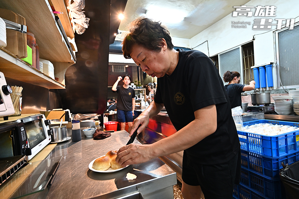 五十年杏仁茶不只是鹽埕區老店，更是以純正杏仁茶在國際舞臺發光發熱。(攝影/Carter)