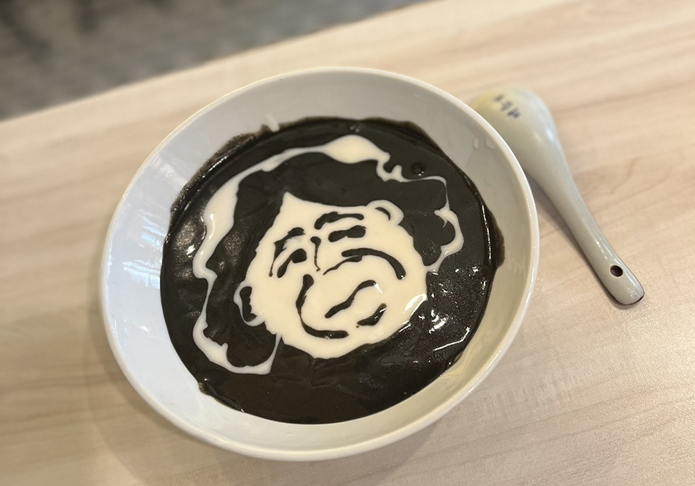黑色芝麻糊融合白色杏仁糊，成了有趣的創意畫布，掀起一陣IG打卡熱。(圖片提供/九記鹽埕食糖水)