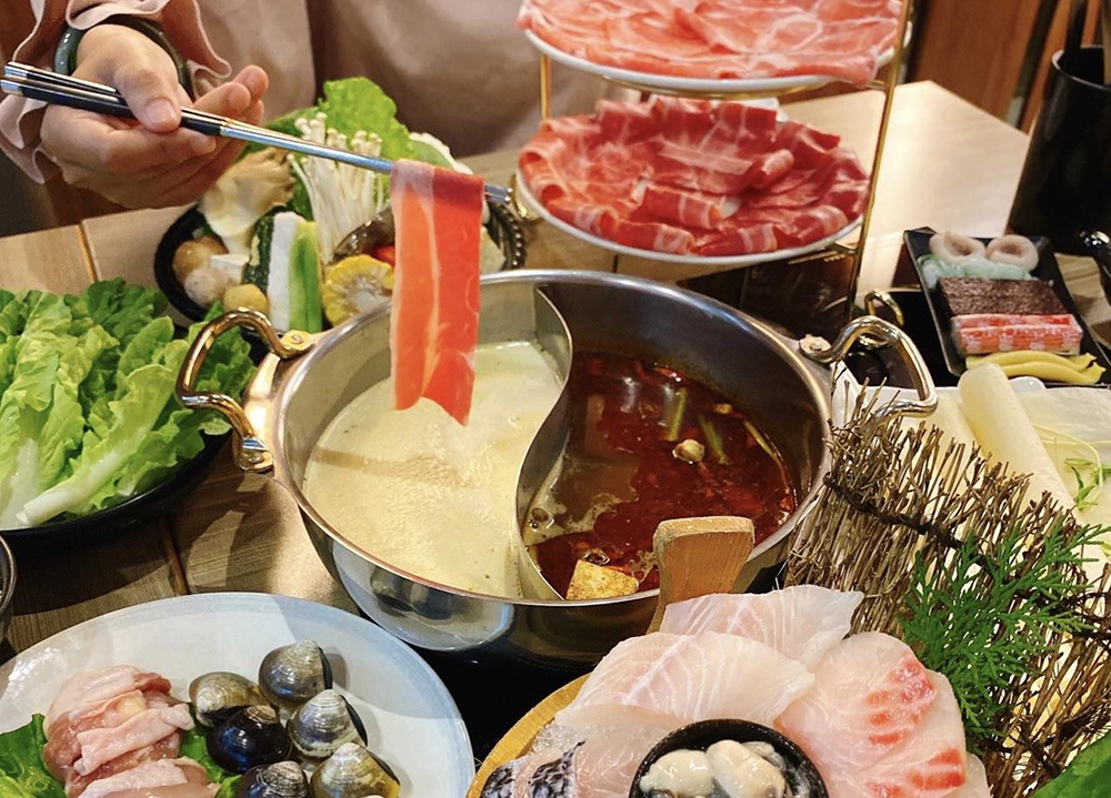 高雄火鍋各具特色，臺味十足的爆炒石頭鍋、湯鮮味美的汕頭沙茶火鍋、各家招牌麻辣鍋、酸白菜火鍋、港味、泰式、日式等異國風味，喝一口熱湯讓全人身暖呼呼。(圖片提供/大鍋頭 海鮮涮涮鍋)