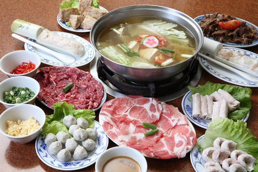 天天沙茶火鍋高湯以黑豬大骨熬煮而成，加上扁魚酥湯底，湯頭愈煮愈香。 (圖片提供/汕頭天天沙茶火鍋)