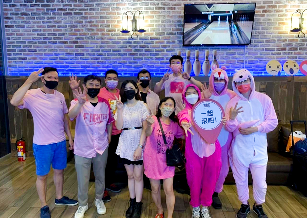 三五好友相約打保齡球，是下班後運動放鬆的娛樂活動。(圖片提供/滾吧 LET\'S ROLL)