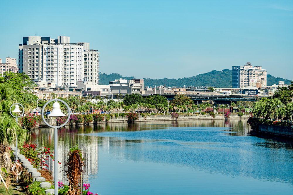 愛河兩岸嶄新高樓林立，濕地公園銜接綠園道和美術園區，串連一片綠意盎然的宜居生活圈。(圖片提供/內惟藝術中心，攝影/朱上均)