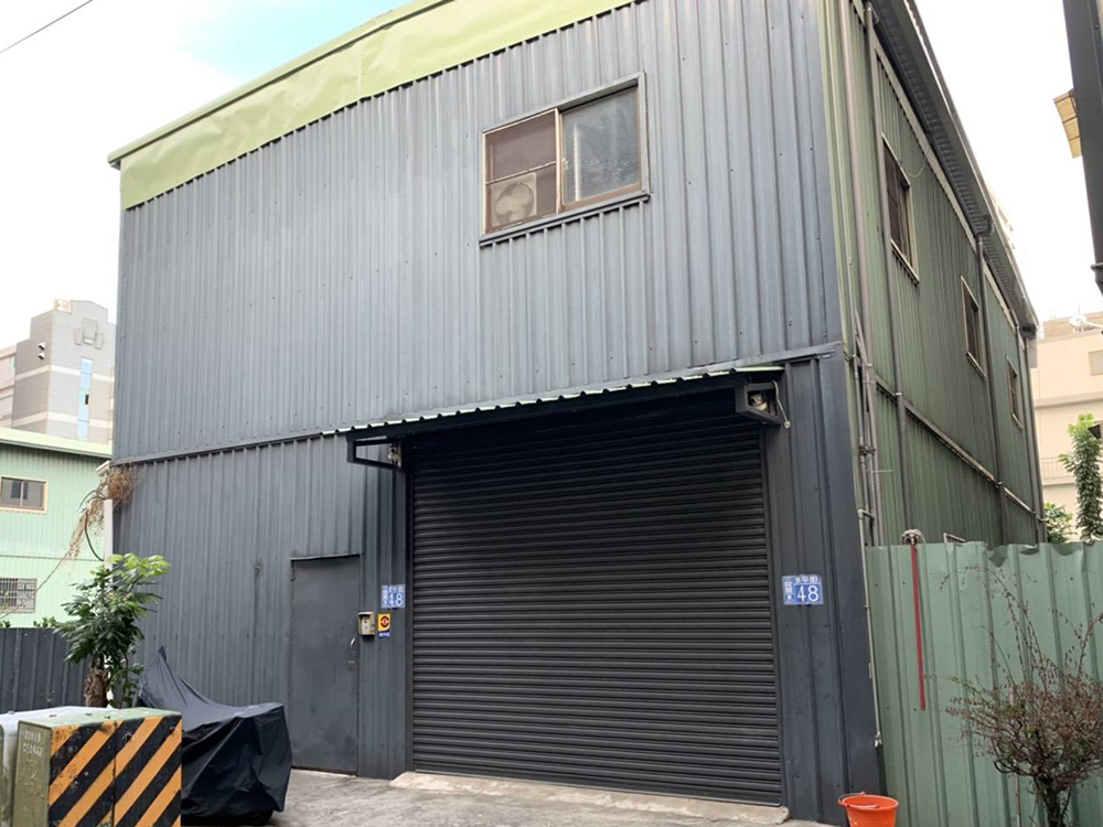 建築原本是一棟平凡無奇、閒置荒廢的鐵皮屋。(圖片提供/正思惟齋製茶)