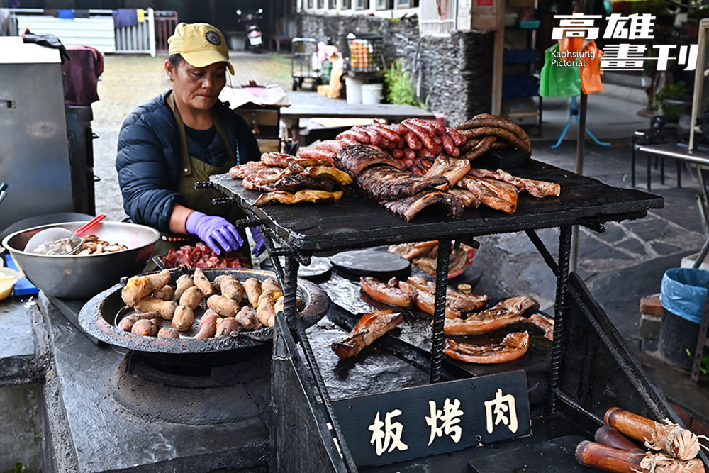 原民傳統美食吉拿富(上圖右)，以小米為主食材，將豬肉內餡包覆其中，米香伴隨豬肉油脂滲透到每一口，另外竹筒飯、石板烤肉也是道地原民小吃。(攝影/Carter)