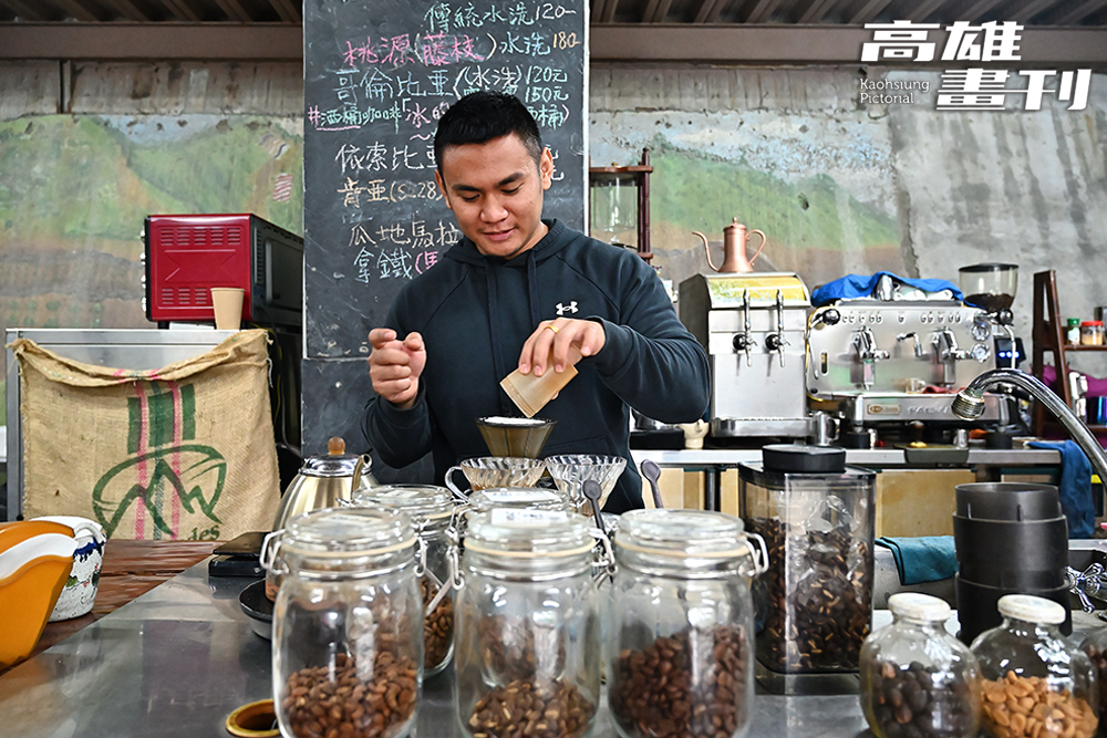 卓瑞賢曾多次參加沖泡咖啡比賽，並拿下優秀成績。(攝影/Carter)