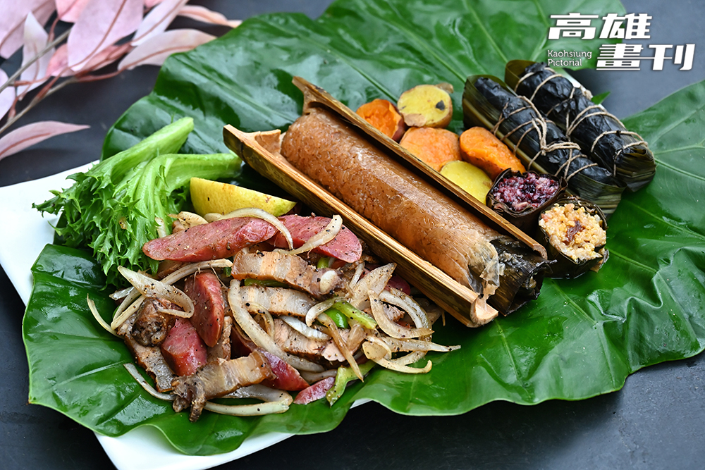 原民傳統美食吉拿富(圖右)，以小米為主食材，將豬肉內餡包覆其中，米香伴隨豬肉油脂滲透到每一口，另外竹筒飯、石板烤肉也是道地原民小吃。(攝影/Carter)