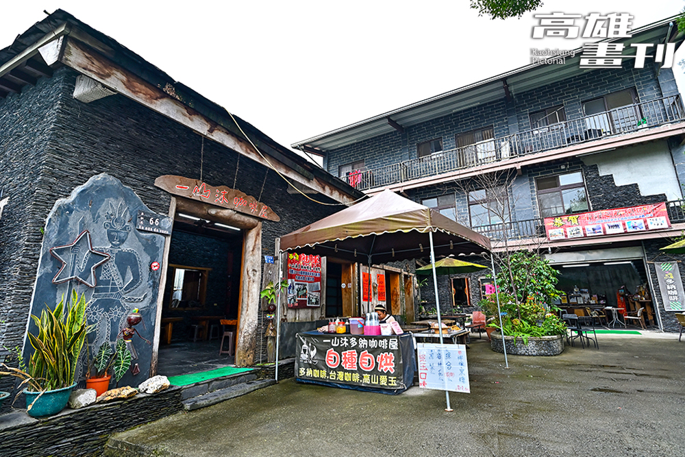 一山沐咖啡屋採用石板屋建造，由老師傅以手工敲擊黑灰板岩，一片一片堆砌而成。(攝影/Carter)