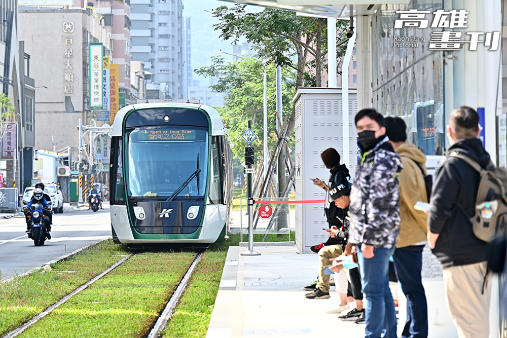 高雄輕軌愛河之心站可以來一趟水岸綠帶悠閒散策。(攝影/Carter)
