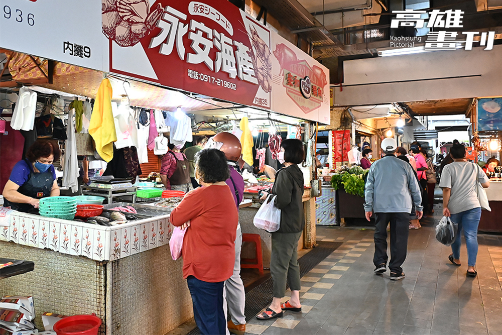 改造後的建興市場，形形色色的攤位招牌設計成了新亮點。(攝影/Carter)