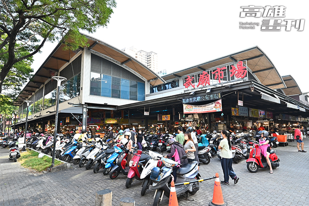 高雄關帝廟（武廟）形成一處廟口文化市集。(攝影/Carter)
