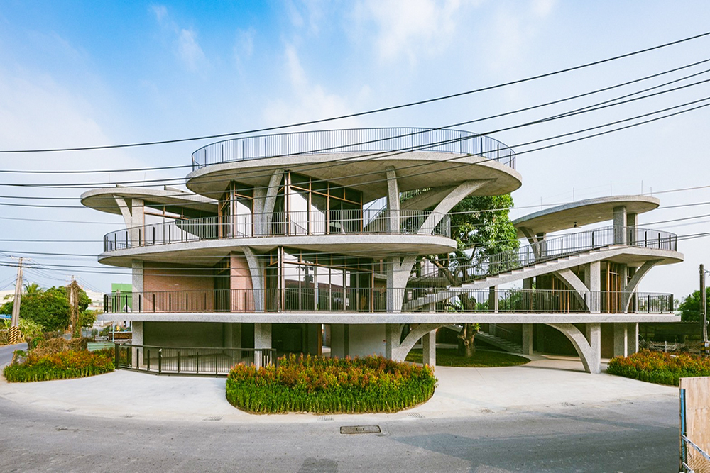 曲線外觀的芒果樹基地，是零耗能建築。(攝影/黃聖凱)