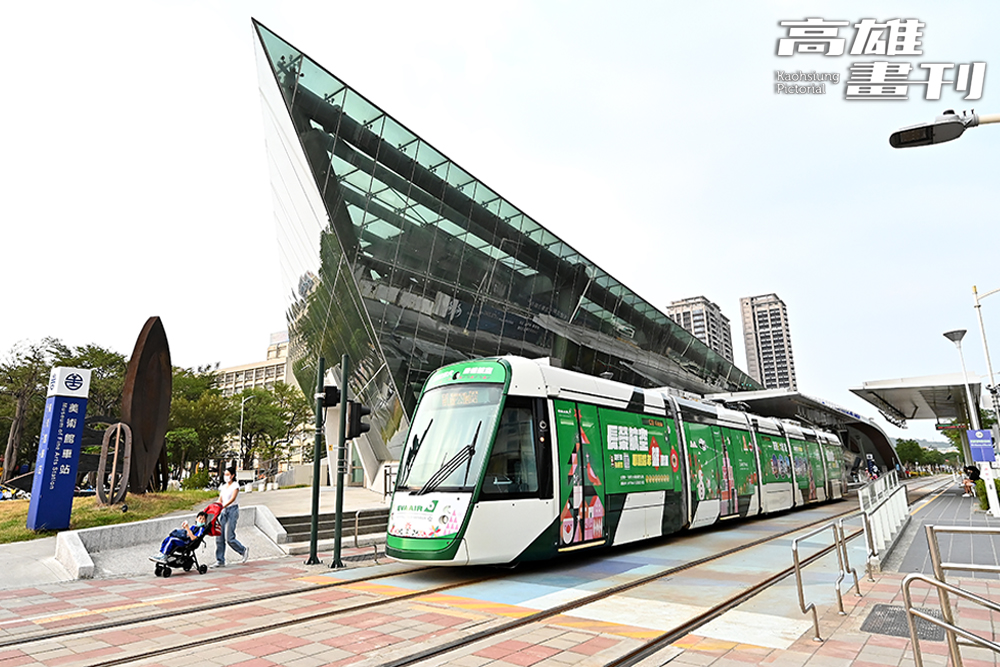 高市府於2024年元旦起至2月25日間，推出「輕軌試營運免費搭乘」優惠，進出月台刷卡不扣款，歡迎民眾一起來高雄當「圈內人」，享受一路到底暢遊無阻的便利。(攝影/Carter)