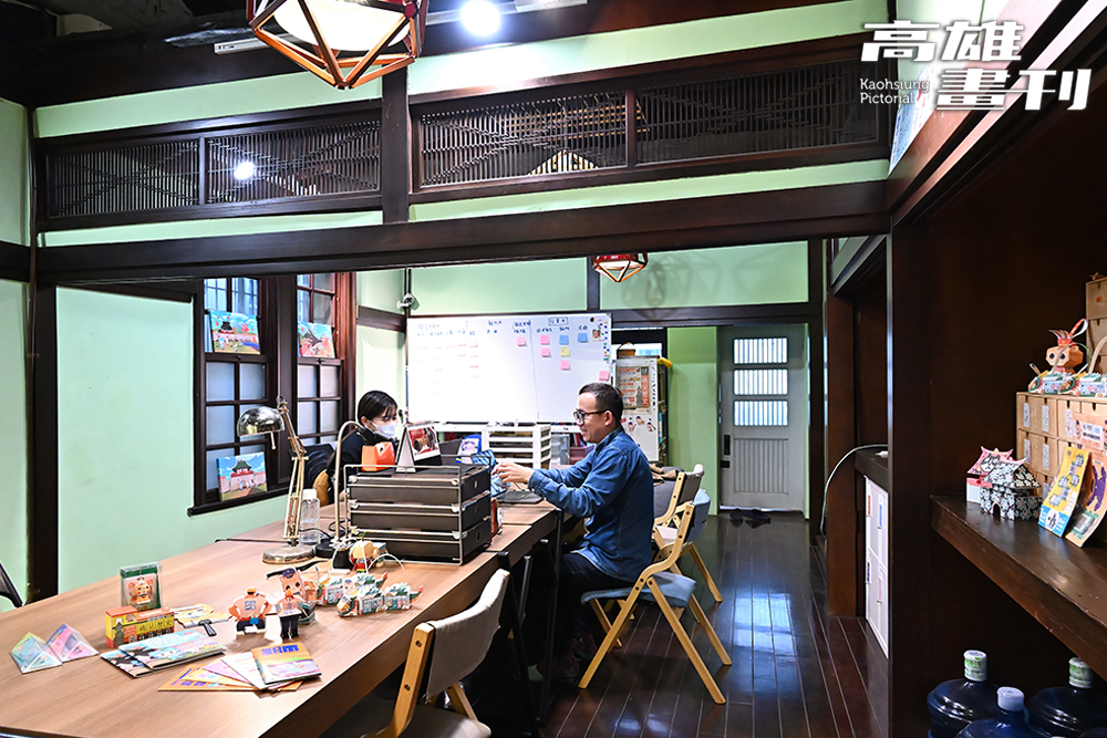 七二設計工作室成立邁入第十年，從紙玩具、策展活動到品牌視覺、包裝設計打造多角化設計內容。(攝影/Carter)
