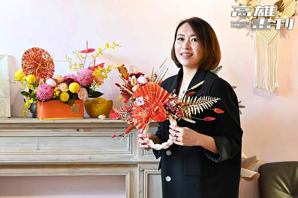 花好花藝工作室負責人Nancy說日式祈福注連繩體驗，紓壓放鬆又好玩，成品與桌花搭配擺飾，輕鬆打造日式質感年味。(攝影/Carter)