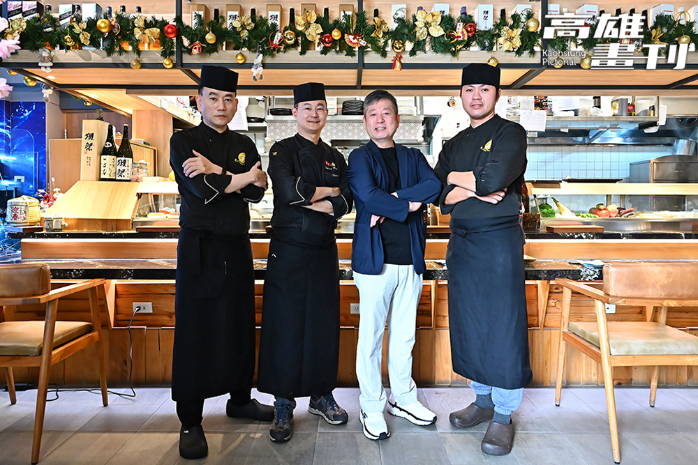 喜愛美食的亞資科技董事長王俊華(左三)創辦覓奇頂級日本料理，由雙主廚石鼎立(左二)、石天恩(左一)與板前長陳文德(右一)組成黃金陣容，呈現高級日料的職人匠心。(攝影/Carter)