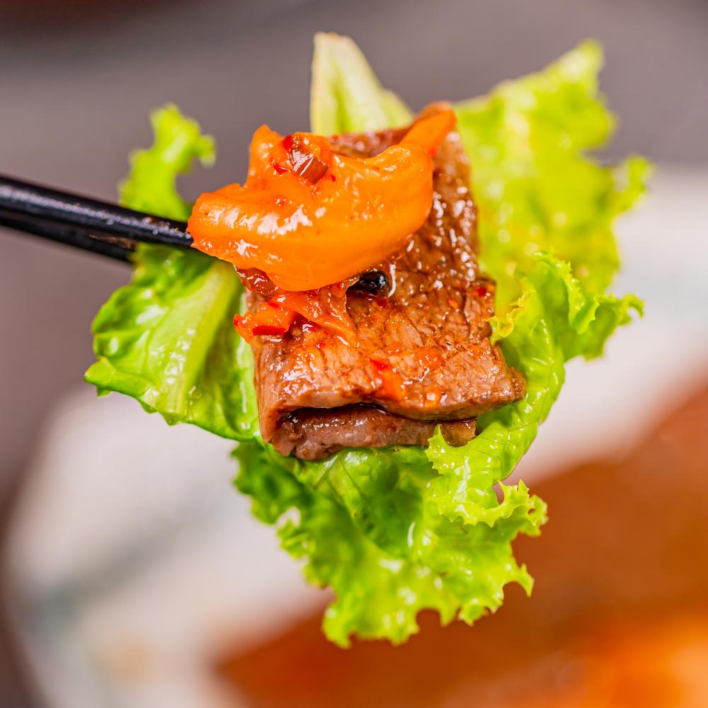 顧客除了可以自己動手烤肉，餐廳也提供專人代烤服務。(圖片提供/覓奇餐飲集團)