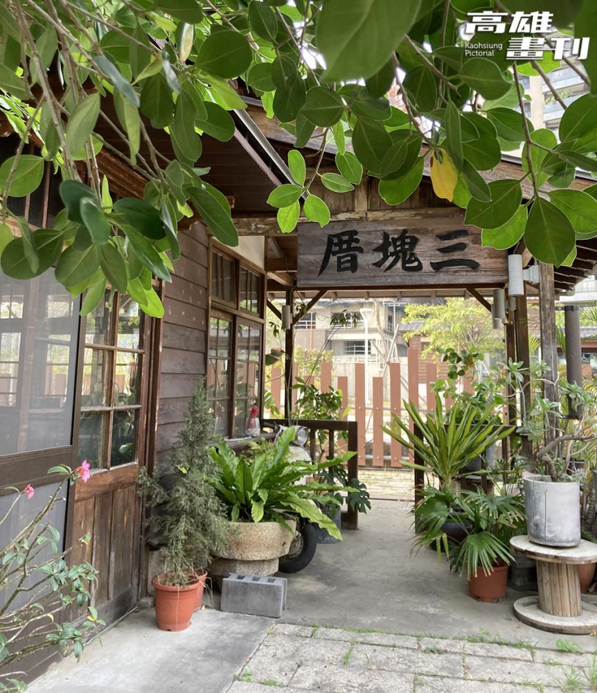 建於日治時期的舊三塊厝車站，與鄰近木造的新站比鄰相映，彷彿看見新舊時光交錯的軌跡。(攝影/陳婷芳)