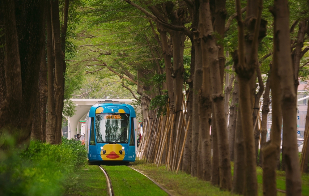 高雄捷運推出小鴨展出期間限定的「小鴨輕軌列車」，從車廂內、外彩繪可愛小鴨，讓人快門按不停。(上：攝影/黃敬文、下：圖片提供/高雄市政府觀光局)