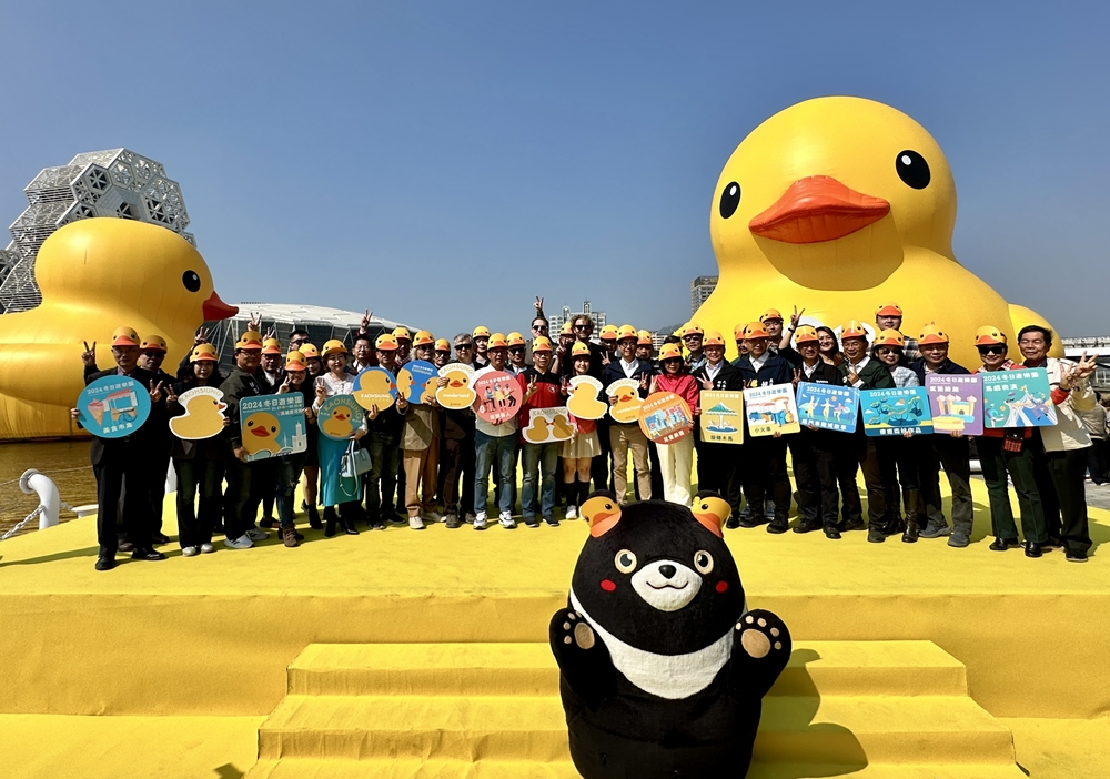 2024年黃色小鴨重返愛河灣，雙鴨入港愛河灣，萌度加倍。(圖片提供/高雄市政府)