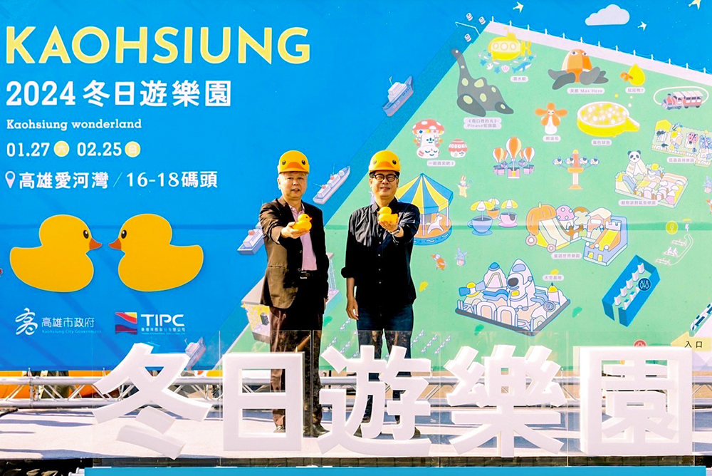 冬日遊樂園主會場設置了大型氣模藝術品，還有旋轉木馬、氣墊遊具、小火車等遊戲空間，特別是超大黃色球池準備讓孩子們盡情暢玩掀翻黃色波浪。(圖片提供/高雄市政府觀光局)