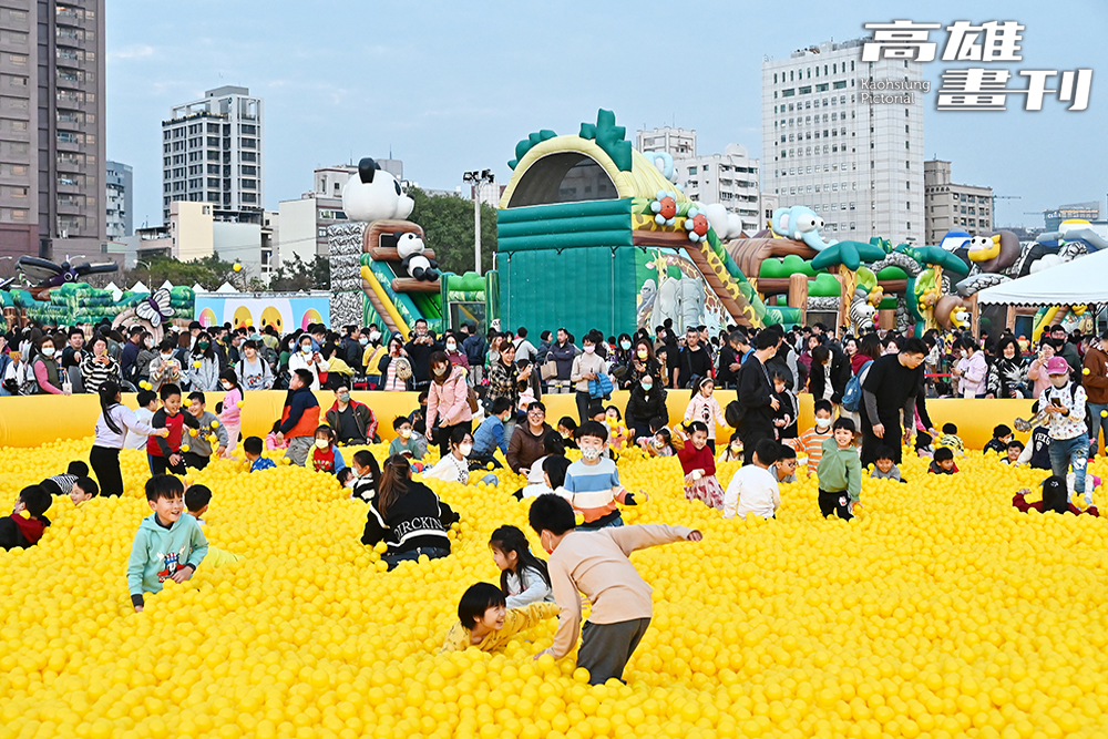 「2024冬日遊樂園」化身為小孩玩樂天堂，超萌黃色小鴨、大型氣墊裝飾和表演，大小朋友可盡情玩樂放電，享受高雄無限海景與歡樂暖冬。(攝影/Carter)
