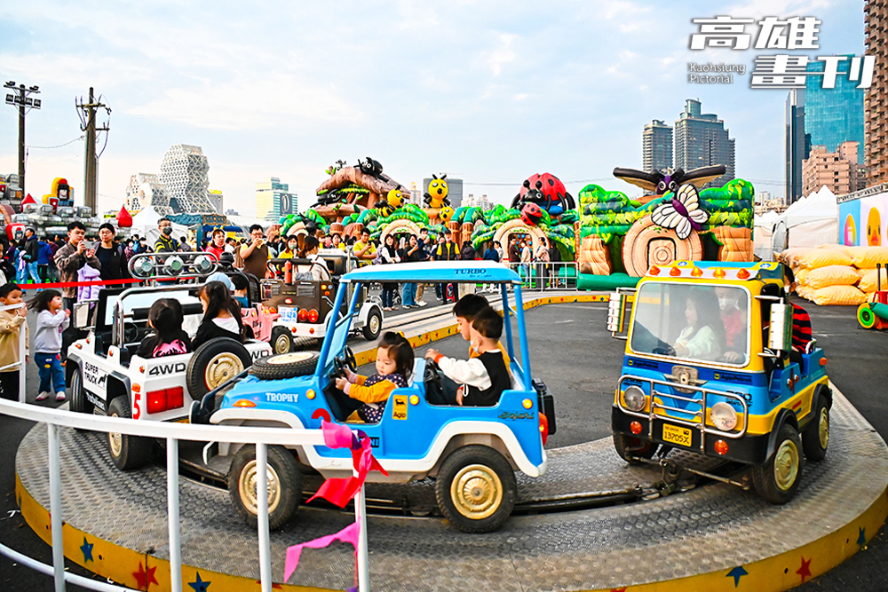 2024年「冬日遊樂園」化身為小孩玩樂天堂，超萌黃色小鴨、大型氣墊裝飾和表演，大小朋友可盡情玩樂放電，享受高雄無限海景與歡樂暖冬。(攝影/Carter)