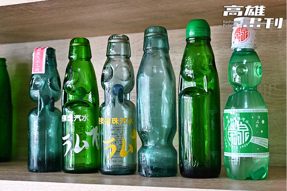 早期彈珠汽水為玻璃瓶，榮泉參考原始設計開發出寶特瓶版本。(攝影/Carter)