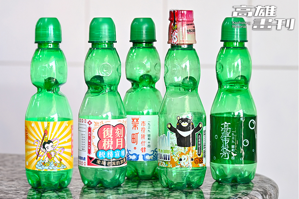 過去十年榮泉著力於客製訂單，替公家機關和私人企業生產限量彈珠汽水。(攝影/Carter)