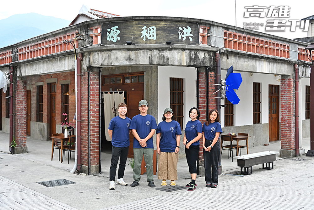 陳佳鴻與布農部落青年將六龜老街上的洪稇源商號重新轉譯，亀心商行帶來下一個百年種族文化融合的永續願景。(攝影/Carter)