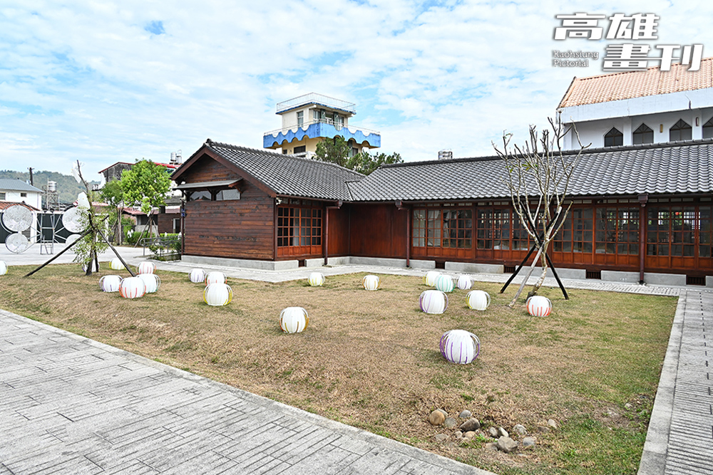 亀心團隊啟動六龜地域活化，以紅磚、街區、線條符號為主軸，將歷史和文化編織成一個豐富的故事，「洪稇源商號」象徵著祖先對「豐收富足」的美好祝願。 (攝影/Carter)