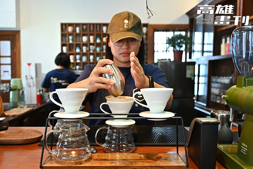 桃源復興部落青年黃槿文、謝瑜璇自創品牌漓咖啡Li Coffee，進駐古色古香的洪稇源商號。(攝影/Carter)