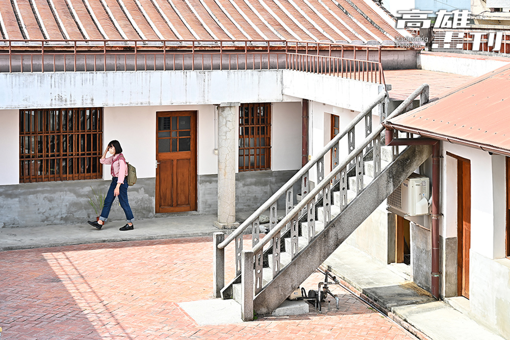 「洪稇源商號」為一層樓建築，其動線為一長條型建物，面對內庭的平頂露台能登上樓梯眺望街區生活日常，沐浴在天空山色之間。(攝影/Carter)