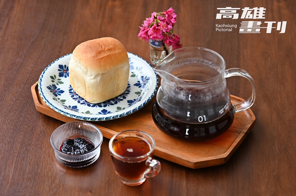 桃源復興部落青年黃槿文、謝瑜璇自創品牌漓咖啡Li Coffee，進駐古色古香的洪稇源商號。(攝影/Carter)