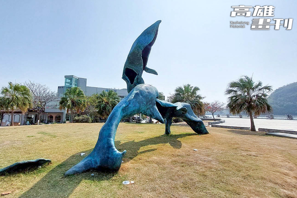 作品「海洋之舞」(C\'est assez)由三隻抽象鯨魚雕塑組成，生動活躍的形象與西子灣海景相互映襯，呼應大眾重視海洋保育。(攝影/李瑰嫻)