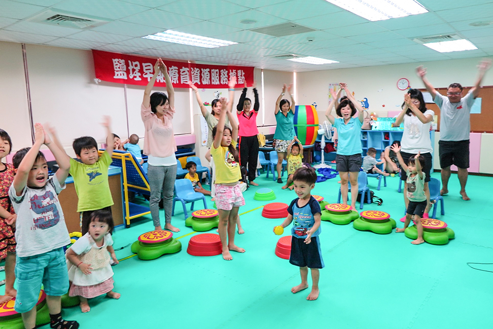 各地早療中心及據點每年辦理約2百多場社區篩檢及宣導活動，透過趣味遊戲與幼童互動，了解整體發展情形。(圖片提供/高雄市政府社會局)