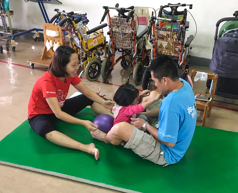 早療教育結合教保老師、社工、物理、職能、語言治療師等專業團隊，規劃好玩的活動刺激孩子發展。(圖片提供/高雄市政府社會局)