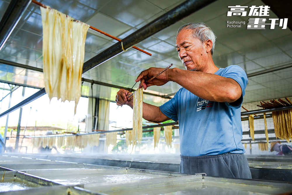宋新富撈豆皮的動作迅速輕柔、神情專注，多年反覆操作下，雙手早已無懼高溫。(攝影/Cindy Lee)