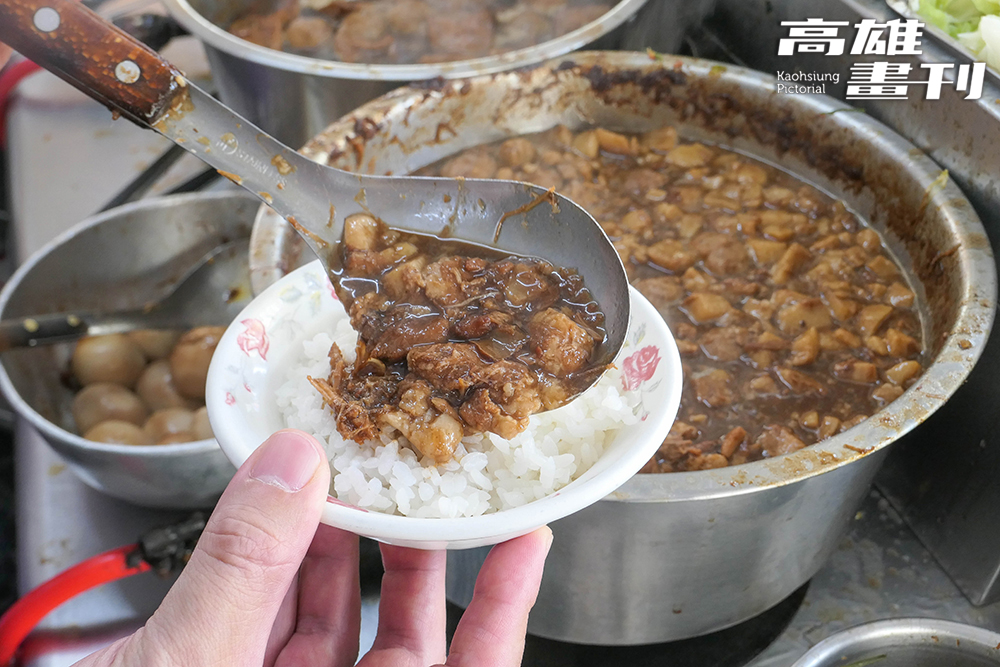 第二代老闆李宗勳自豪地說，每碗白飯只要淋上我們自製肉燥，純香濃郁一下就吃到碗底朝天。(攝影/李瑰嫻)