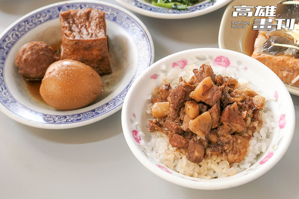 肉燥飯搭配油豆腐、貢丸和滷蛋「滷三寶」及虱目魚頭或魚肚，是最經典的招牌組合。(攝影/李瑰嫻)