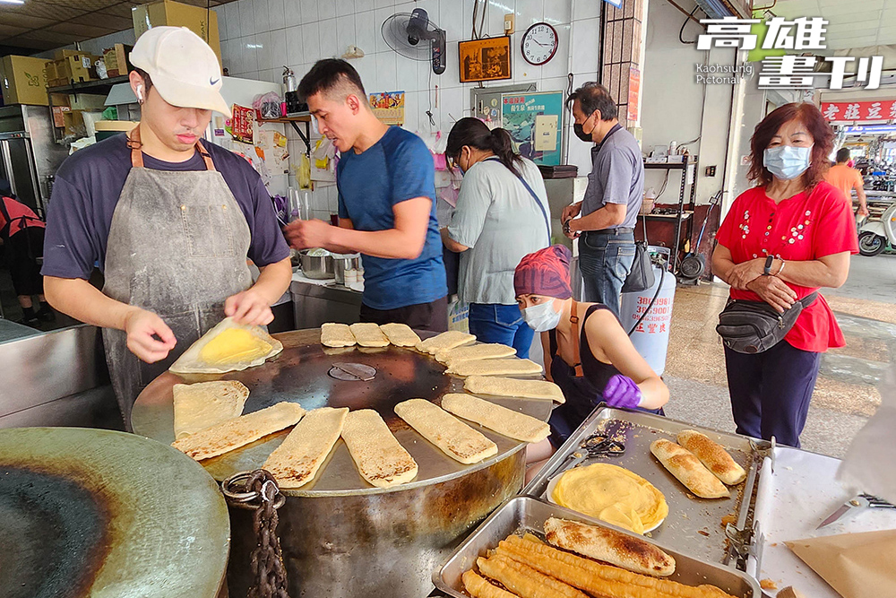 老莊豆漿店創業至今35年，使用創業當初的骨董燒餅爐，全憑師傅經驗判斷，才能烤出外酥內嫩的口感。(攝影/李瑰嫻)
