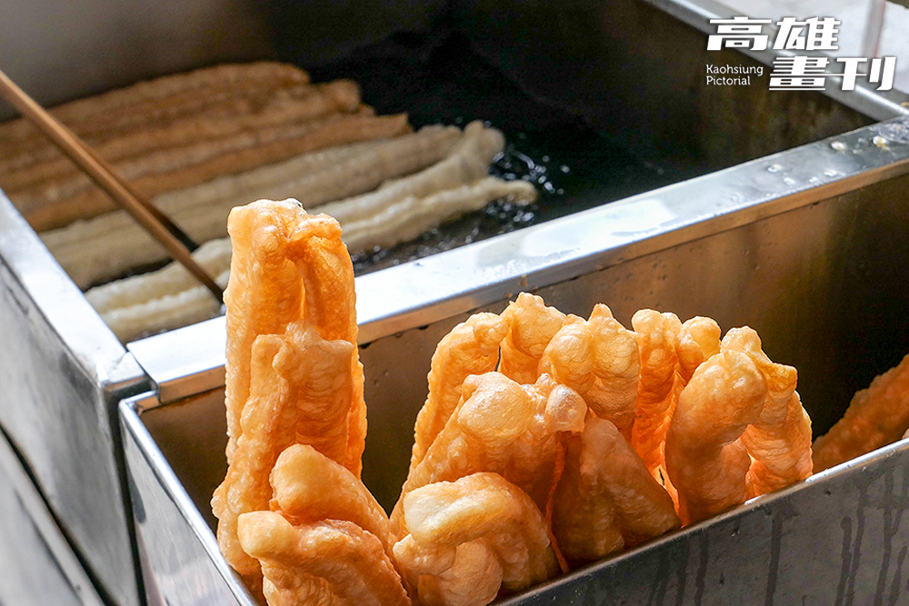 金黃酥脆油條不論想單吃或夾燒餅都很美味。(攝影/李瑰嫻)