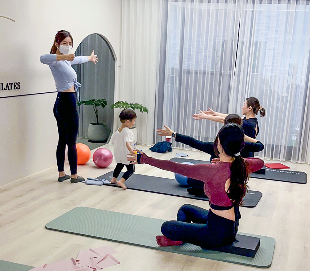 媽媽運動時，幼兒可以在教室內安全舒適的區域遊玩。(圖片提供/海莉皮拉提斯)