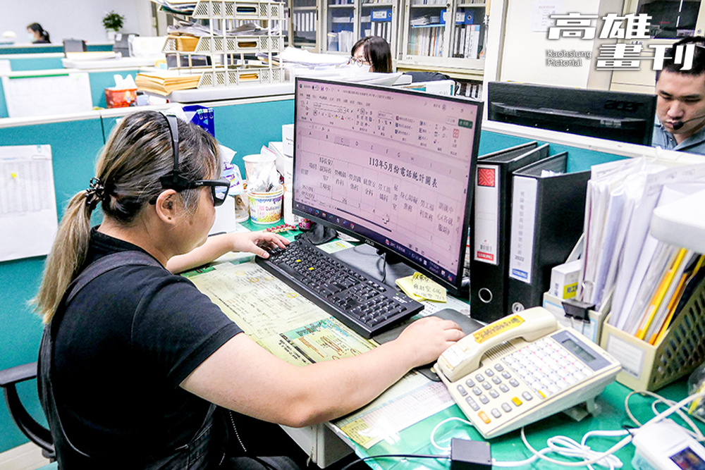 在勞工局擔任電服員的林小姐，利用大曲面螢幕以及電子放大輔具，可幫助查找資料更加便利。(攝影/李瑰嫻)