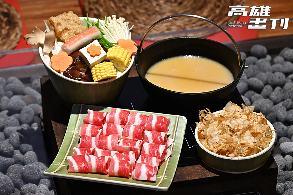「萌鍋貓又」不只餐點美味，從餐廳空間、店員服飾到食材都融入超萌貓耳元素。(攝影/Cartar)