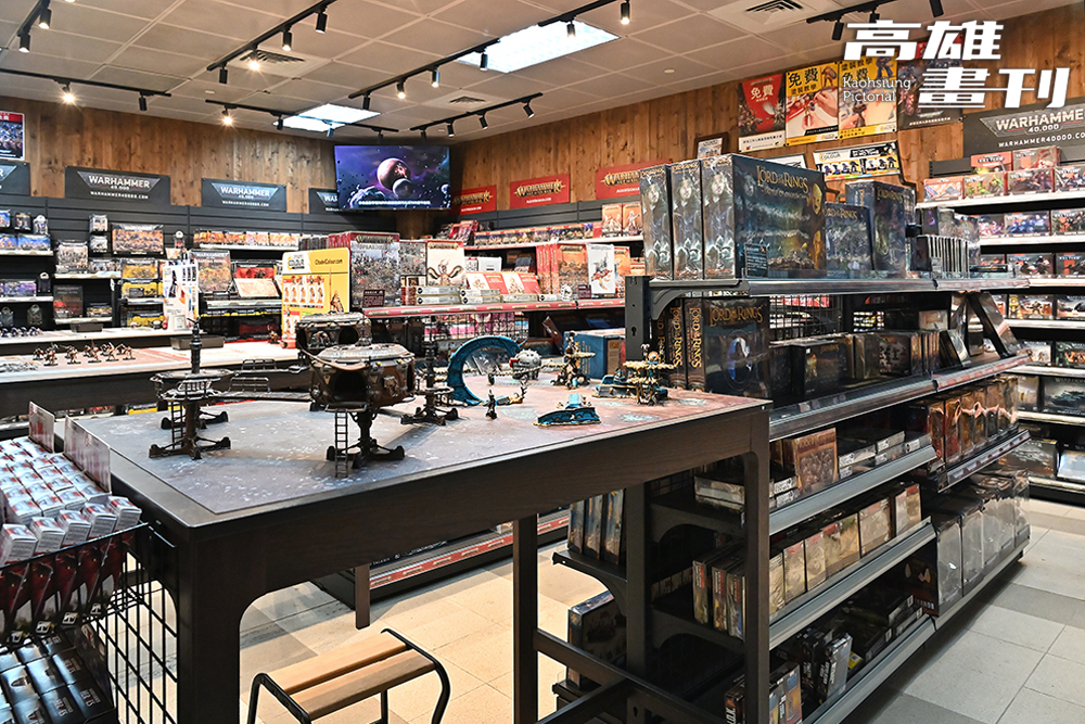 專營英國戰鎚商品的「Dr. Hammer Hobby Shop」假日開設組裝著色課程，時常座無虛席。(攝影/Cartar)