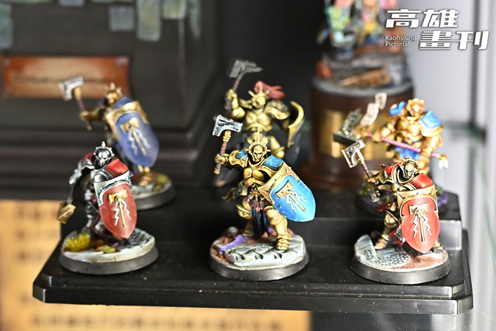 專營英國戰鎚商品的「Dr. Hammer Hobby Shop」受到玩家熱烈歡迎，店家假日有開設組裝著色課程，時常座無虛席。(攝影/Cartar)