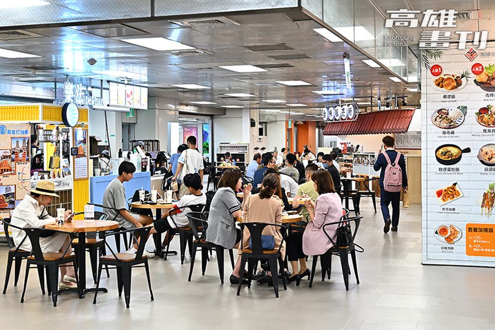 除了動漫畫、玩具店家，商場內還設有多家美食餐廳，顧客逛街後有個地方可休息、分享玩樂心得，一站式滿足需求。(攝影/Cartar)