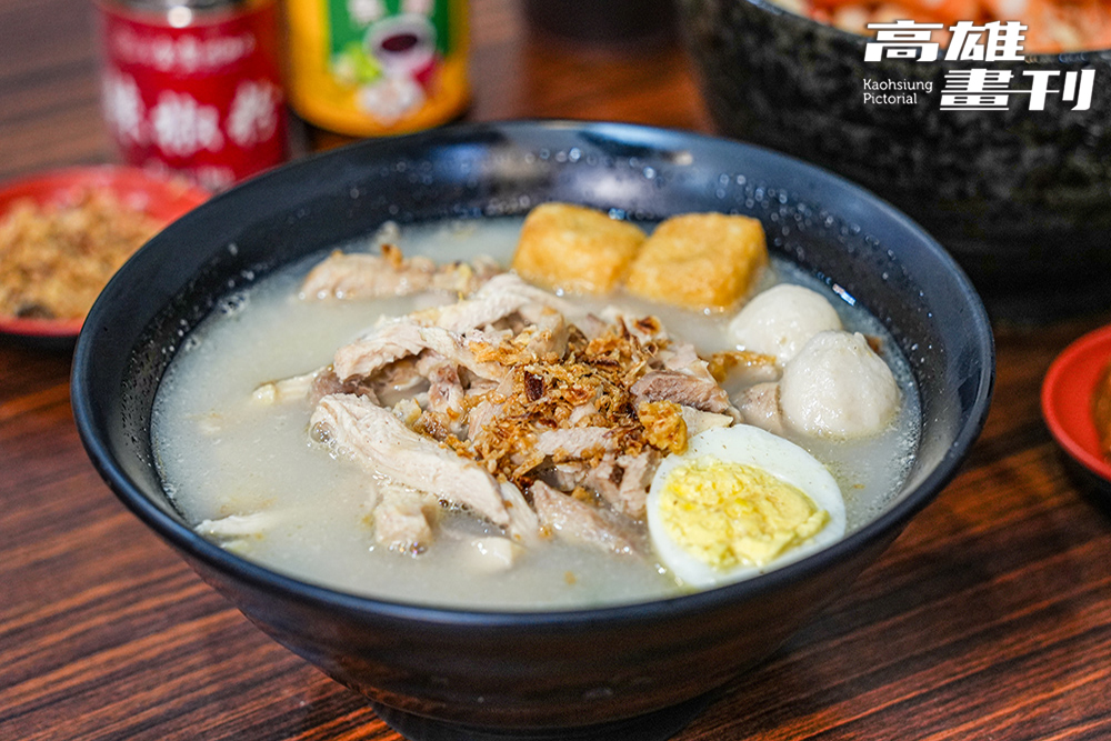 若是對蝦子過敏，可選擇雞湯系列，雞白湯搭配嫩雞腿肉絲，撒上油蔥酥增添層次。許多來高醫探病的家屬，都會順路外帶一碗營養清爽的原味雞麵。(攝影/Cindy Lee)